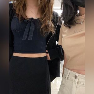 Black sweetheart neckline puff sleeve top